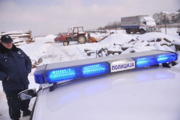 УЖАС У СРЕМЧИЦИ: Радника искасапио цепач за дрва (ФОТО)